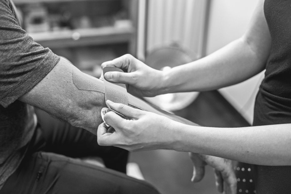 Vježba za rehabilitaciju zapešća s elastičnom trakom