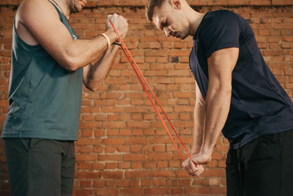 Vježba za rehabilitaciju zapešća s elastičnom trakom