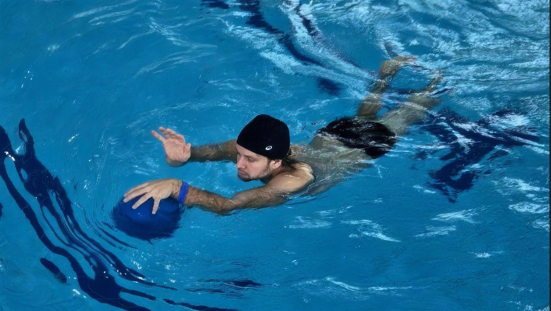 Vježba za rehabilitaciju zapešća s elastičnom trakom